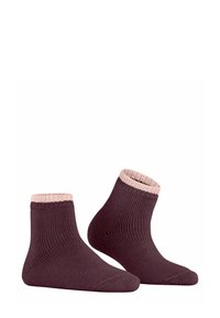Ciemnofioletowe skarpetki do kostek o żebrowej strukturze, z kontrastującym jasnoróżowym mankietem i zaokrąglonym czubkiem.