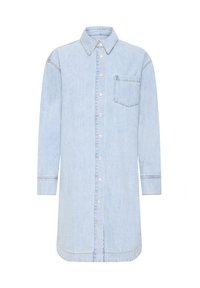 Robe chemise en denim bleu clair avec manches longues, fermeture à boutons devant et une poche poitrine. Caractéristiques : ourlet arrondi et détails de coutures visibles.