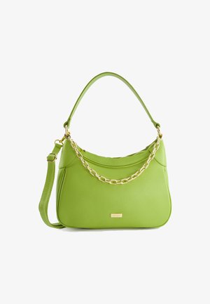 Groene leren handtas met een gladde textuur, een schouderband en een gouden kettingaccent aan de bovenkant. Voorzien van een gemarkeerde gouden tag.