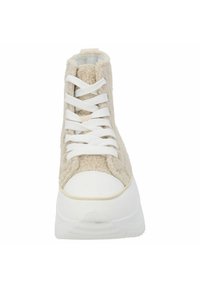 Flauschiger, brauner Textilsneaker mit weißer Gummisohle. Verfügt über weiße Schnürsenkel und eine Zehenkappe. Hochschuhdesign mit genähten Akzenten.