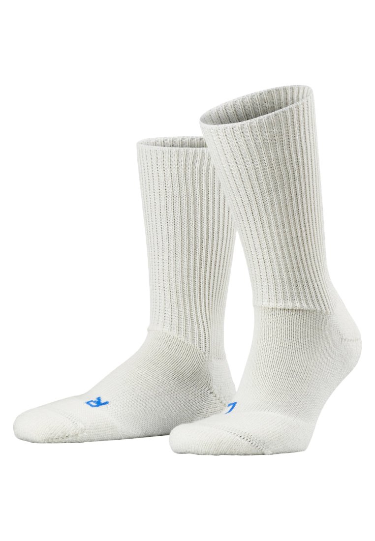 Weiße, gerippte Socken in Fußlänge mit blauen Logo-Akzenten, aus atmungsaktivem Material für Komfort und Haltbarkeit.