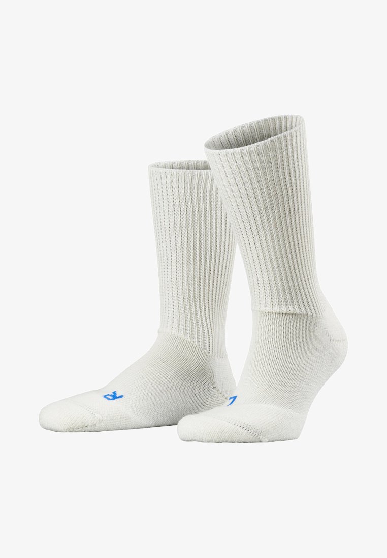 Weiße, gerippte Socken in Fußlänge mit blauen Logo-Akzenten, aus atmungsaktivem Material für Komfort und Haltbarkeit.
