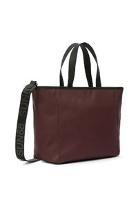 Borsa tote bordeaux con manici neri e tracolla staccabile. Texture liscia, forma rettangolare e logo sulla tracolla.