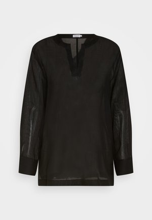 Camisa preta de manga longa feita de tecido transparente com decote em V e punhos sólidos. Apresenta um corte reto e um ajuste solto.