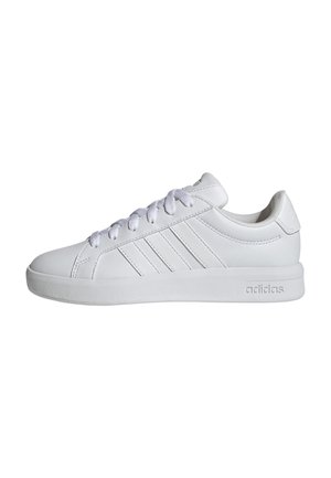 Sneaker Adidas bassa bianca con tre strisce laterali, allacciatura frontale, collo imbottito e suola piatta.