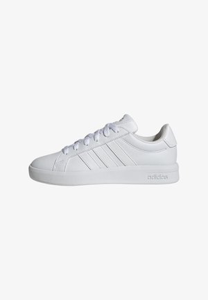 Sneaker Adidas bassa bianca con tre strisce laterali, allacciatura frontale, collo imbottito e suola piatta.