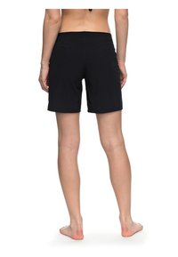 Svart, knelange shorts med en jevn tekstur og uten synlige mønstre. Designet for komfort med elastisk midje.