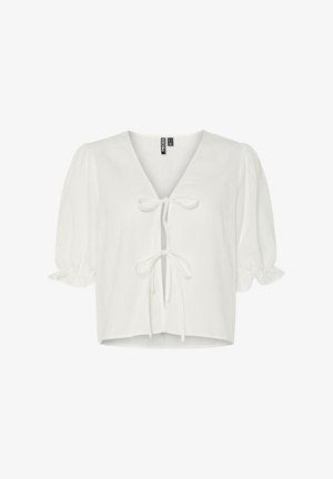 Blusa branca cropped em tecido leve, com decote em V, mangas bufantes e detalhe de laço na frente, com um ajuste descontraído.
