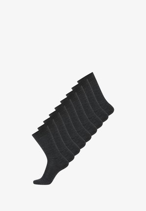 Dunkelgraue Baumwollsocken im Crew-Stil, die in einer Reihe angeordnet sind und eine glatte Textur, kontrastierende gerippte Bündchen und ein klassisches Design aufweisen.