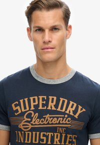 Superdry & Co RINGER WORKWEAR GRAPHIC - Camiseta estampada - eclipse navy athletic grey marl