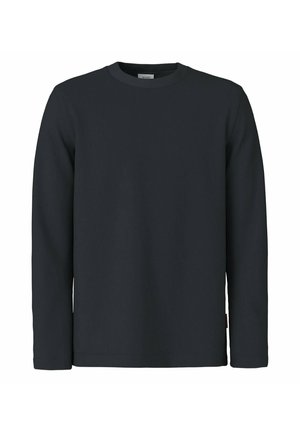 Dunkel marineblauer Pullover mit langen Ärmeln und Rundhalsausschnitt, einfachem, einfarbigem Design und kleinem Etikett nahe dem unteren Saum auf weißem Hintergrund.