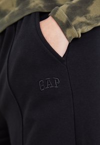 GAP PANT - Tepláky - true black