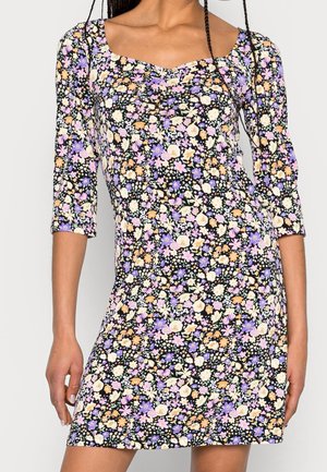 Sukienka w kwiaty z kwadratowym dekoltem, rękawami do połowy przedramienia i dopasowanym krojem. Wykonana z czarnej tkaniny z wielokolorowymi kwiatowymi wzorami.