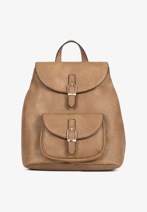 Jasnobrązowy skórzany plecak z górnym uchwytem, przednią klapą i przednią kieszenią, obie zabezpieczone złotymi klamrami.