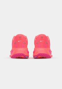 Nike Performance VOMERO 18 - Laufschuh Straße - bright crimson/white/hyper pink/pink foam