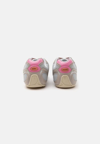 Paire de baskets grises avec des accents roses, vue de dos. "MARC" sur la chaussure gauche, "JACOBS" sur la droite.