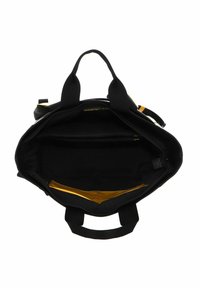 Sac fourre-tout noir avec un extérieur lisse et des bretelles amovibles. L'intérieur présente une doublure dorée avec une poche zippée et un espace généreux.