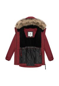 Parka rossa con rifinitura in pelliccia sintetica sul cappuccio, foderata in fleece nera, vita regolabile con cordino, molteplici tasche interne e polsini a coste.