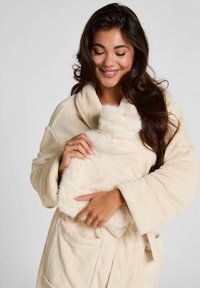 Crème-kleurige pluche ochtendjas met sjawl kraag. Zachte, gestructureerde stof. Inclusief zakken. Houdt een bijpassende zachte, donzige warmtepack vast.