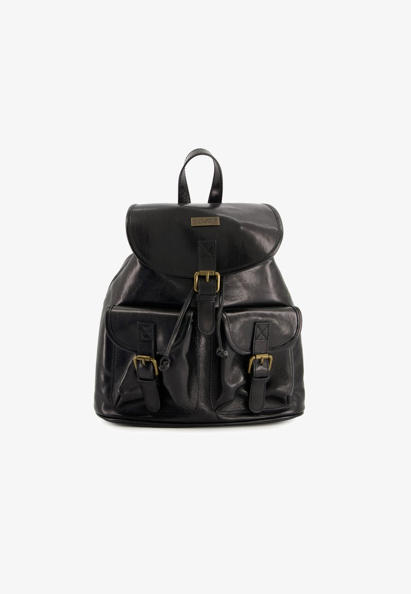 Sac à dos en cuir noir avec un haut rond, un rabat frontal, des éléments en laiton, deux poches avant et une poignée supérieure. Équipé de bretelles réglables.