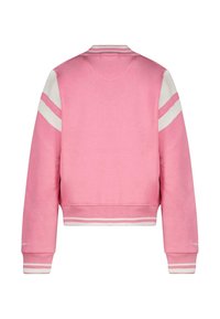 Roze varsityjack met witte strepen op de schouders en mouwen, geribbeld onderaan en bij de mouwen, weergegeven vanuit de achterkant op een witte achtergrond.