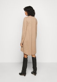 Repeat DRESS MERINO - Vestido de malha - camel