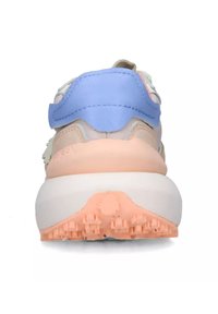 Sneaker multicolore con parte superiore blu e rosa, accenti beige e suola in gomma testurizzata con piccoli rilievi per la trazione.