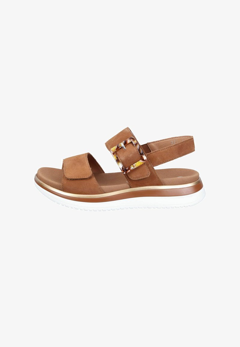 Sandale en daim marron avec deux brides, dont une avec une boucle en écaille de tortue, semelle rembourrée et semelle extérieure en caoutchouc blanc.