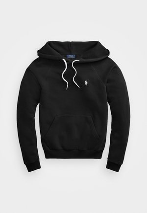Svart hettegenser med hvite snorer, frontlomme og brodert logo. Har ribbede mansjetter og hem, glatt tekstur.