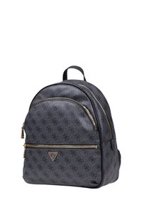 Zaino nero con materiale testurizzato e zip color oro. Presenta due tasche frontali e un dettaglio con il logo nella parte inferiore anteriore.