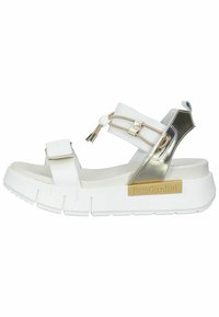 Sandali bianchi con un accento metallico argento, cinturini regolabili e suola spessa bianca. Presentano hardware dorato e dettaglio del logo.