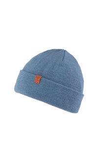 Gebreide muts van zacht blauwe wol, met een omgevouwde rand en een klein leren label met tekst aan de voorkant.