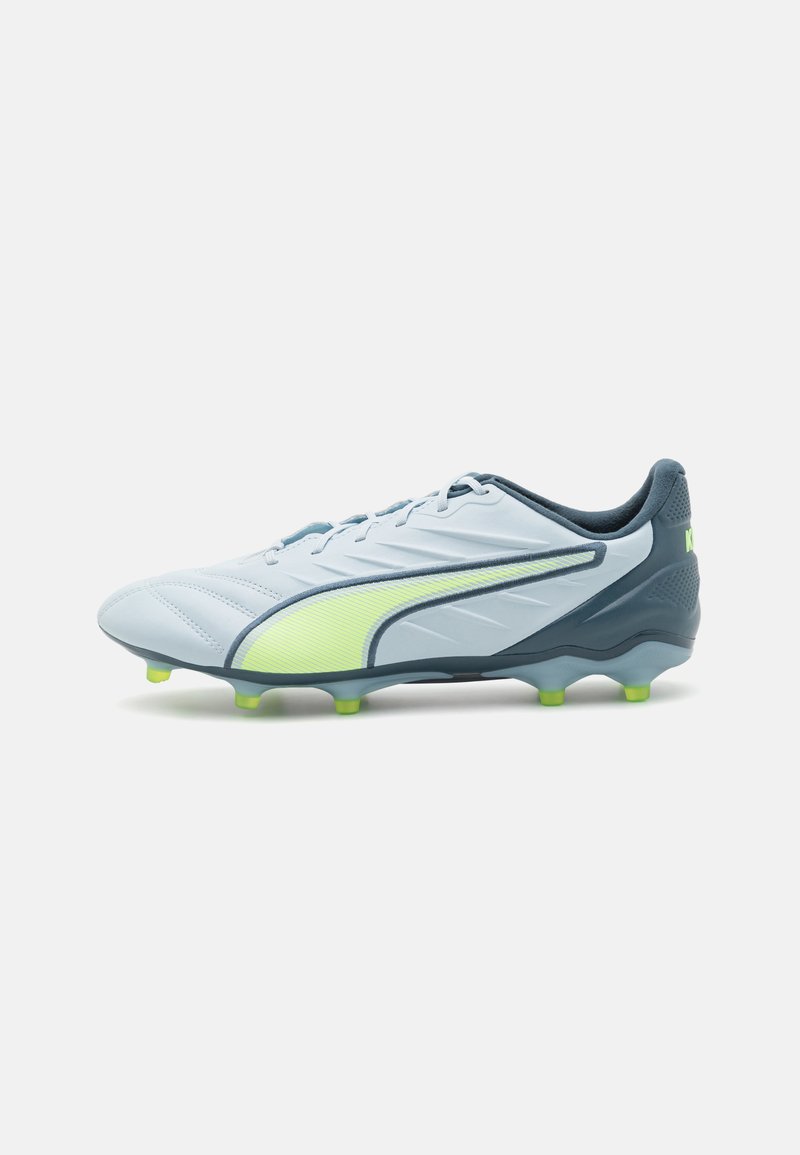 Scarpino da calcio azzurro chiaro con un accento verde, realizzato in materiale sintetico testurizzato, con lacci piatti e sei tacchetti verdi sulla suola.