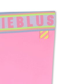 Roze documentfolder met een grijze band waarop het woord "BLUSRIE" staat. Bevat een klein geel en wit gestreept accent. Gladde textuur.