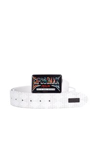 Ceinture blanche avec une texture en motif de losange et une boucle noire brillante ornée d'un logo de marque coloré. Quincaillerie en argent avec perforations.
