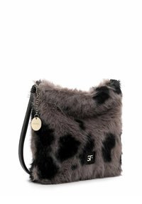 Borsa a tracolla in finta pelliccia grigia con macchie nere, dotata di una tracolla in pelle nera, accessori in argento e un patch con logo sul fronte.