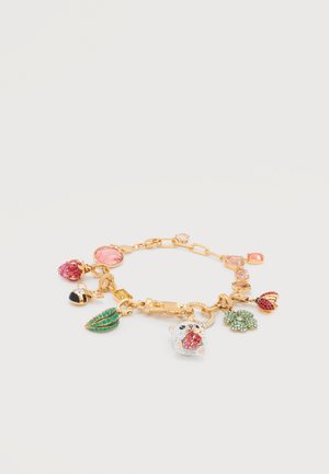 Zlata verižica za zapestje z obeski, vključno z medvedkom, ki drži jagodo, zelenim listom, roza dragimi kamni in pikapolonica.