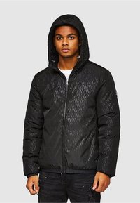 Czarna pikowana kurtka puchowa z kapturem, ozdobiona wzorem w diamenty, z zamkiem błyskawicznym i elastycznymi mankietami o gładkim, błyszczącym wykończeniu.