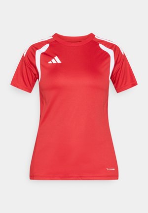 Rød treningsskjorte med korte ermer, med hvite detaljer langs skuldrene, laget av et glatt, fukttransporterende materiale.