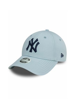 Casquette de baseball bleu clair en tissu, dotée d'un logo NY brodé bleu foncé à l'avant et d'un visière légèrement incurvée.