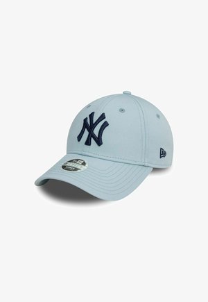 Gorra de béisbol de color azul claro hecha de tela, con un logotipo de NY bordado en azul oscuro en la parte frontal y un visera ligeramente curvada.