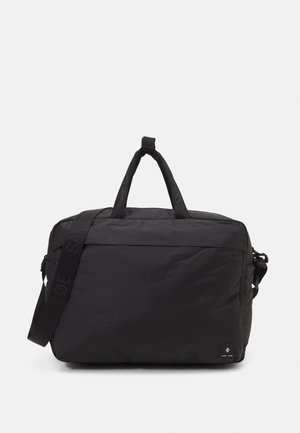 Borsa duffle in tessuto nero con doppi manici superiori, tracolla regolabile, chiusura a zip, tasca laterale e patch con logo sulla parte anteriore.