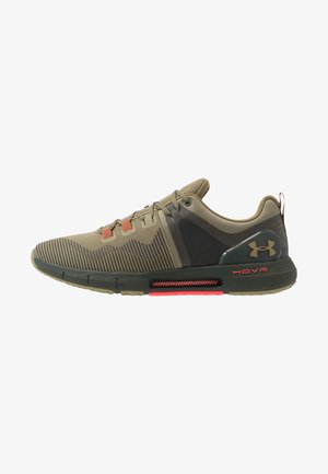 Zapatilla deportiva marrón claro y verde oscuro con logotipo de Under Armour y detalles rojos en la suela y los cordones, mostrada desde una vista lateral.