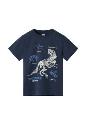 Donkerblauw katoenen T-shirt met lichte blauwe afbeeldingen van dinosaurusbotten, waaronder een Tyrannosaurus rex, met de tekst "Dinosaurs Adventure".