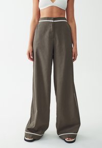 WILMA - Auduma bikses - olive and white