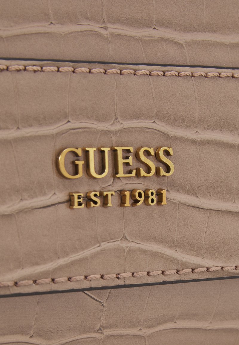Damen Handtaschen | Guess KATEY FLAP SHOULDER BAG Handtasche light rum/taupe - MI79312 Damen Handtaschen | Guess KATEY FLAP SHOULDER BAG Handtasche light rum/taupe - MI79312