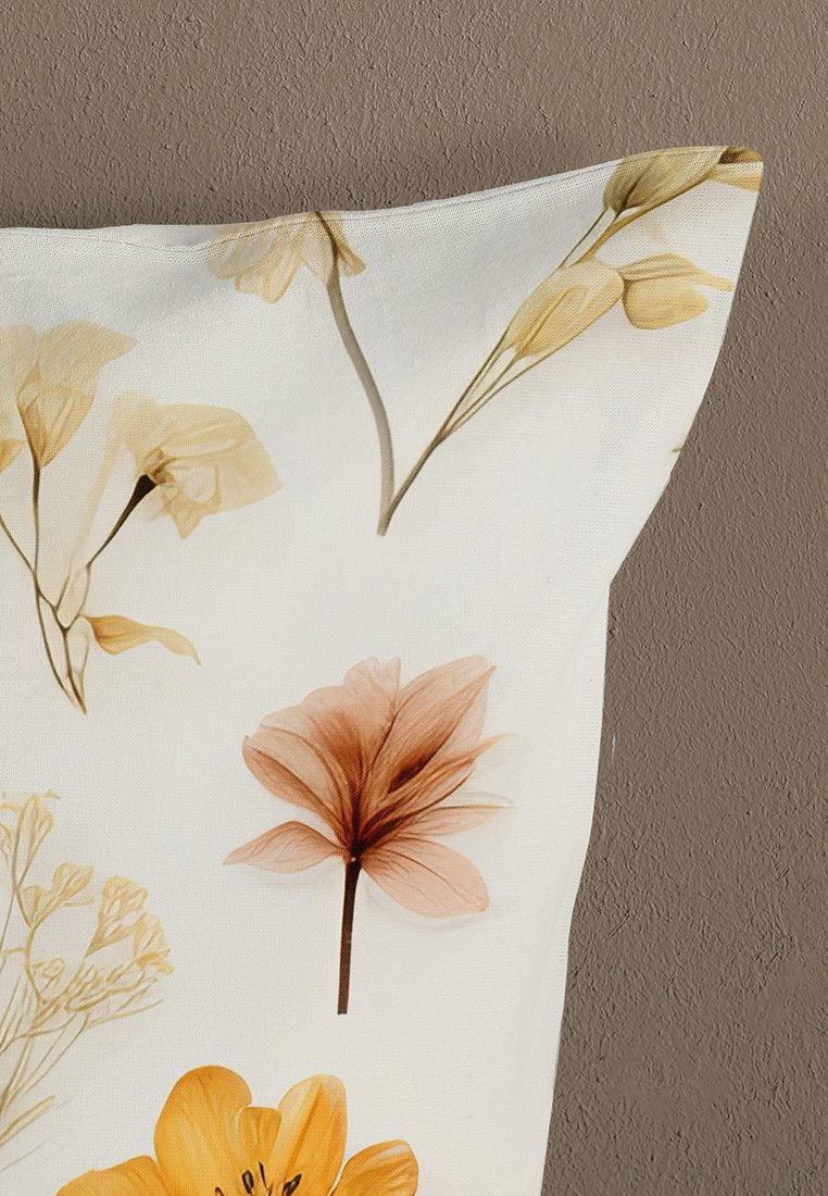 Blumenkissenbezug mit weißem Hintergrund, der gelbe und sanft braune Blumen und Stängel zeigt. Der Stoff wirkt glatt und leicht.