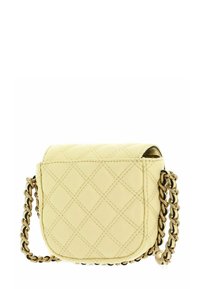 Petit sac à bandoulière en cuir matelassé jaune pâle avec une chaîne dorée et un rabat, vu de dos.