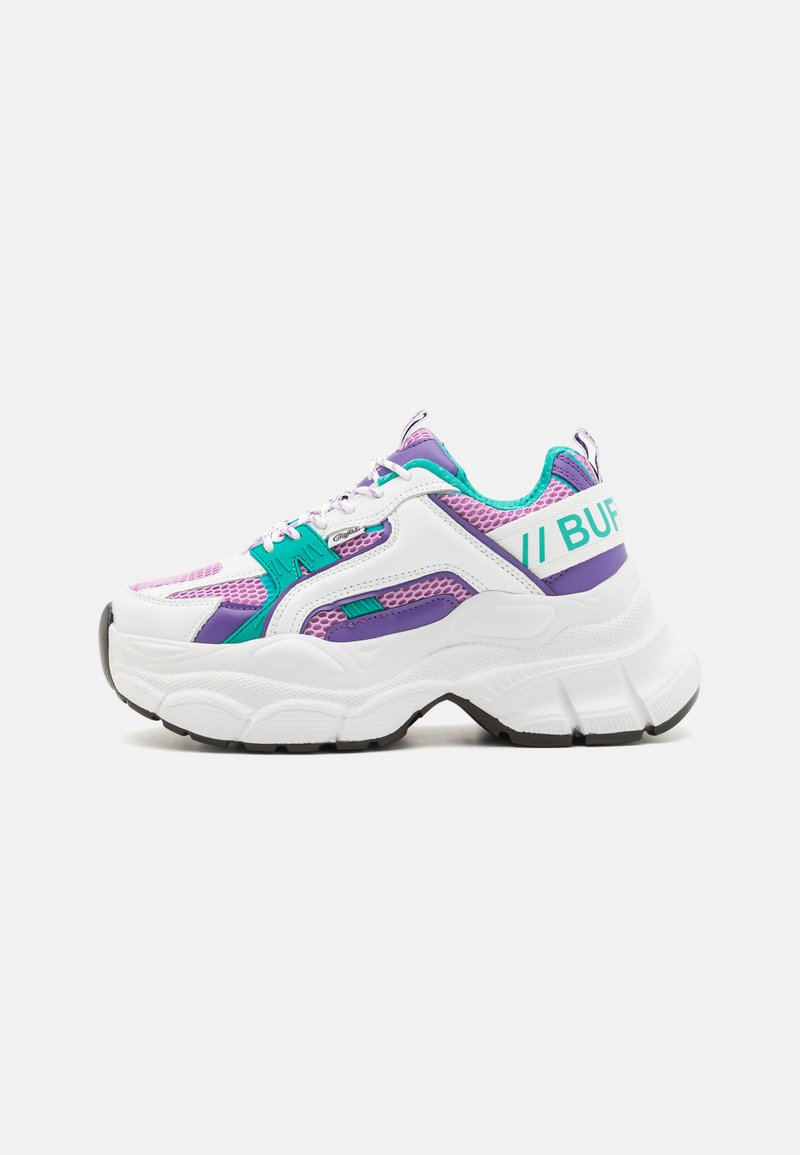 Kraftige sneakers med et hvitt, lilla og turkis ytre, som har mesh-paneler, tykke såler og "BUFF"-branding på hælen.