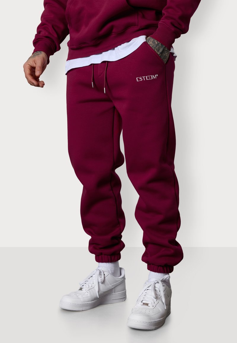 Bordeauxfarbene Sweatpants aus Baumwollmischung mit elastischen Bündchen, verstellbarem Kordelzug und gesticktem "ESTEEM"-Logo auf der Vorderseite.
